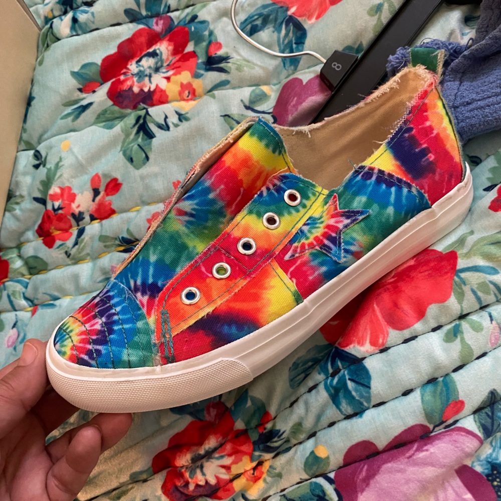 Yoki Womens size 7 canvas tie dye brand new shoes. Never worn.